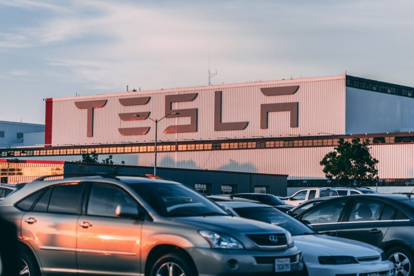 Tesla sürüş yazılımının fiyatını 12.000 dolara çıkardı