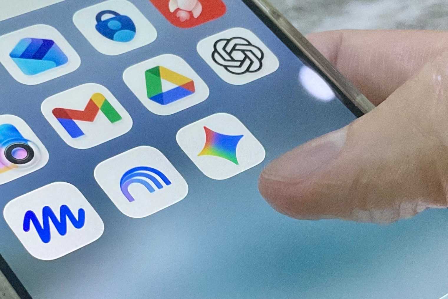 3245691-0-40557700-1790612153-Google-Gemini-mobile-icon