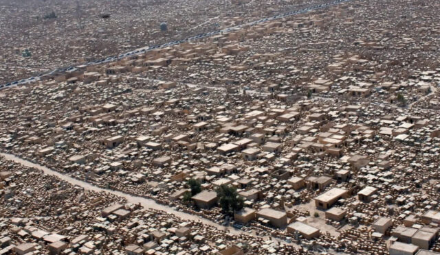 arapca-baris-vadisi-anlamina-gelen-vadi-us-selam-917-kilometrekarelik-alaniyla-dunyanin-en-buyuk-mezarligi-unvanini-tasiyor-lyqd