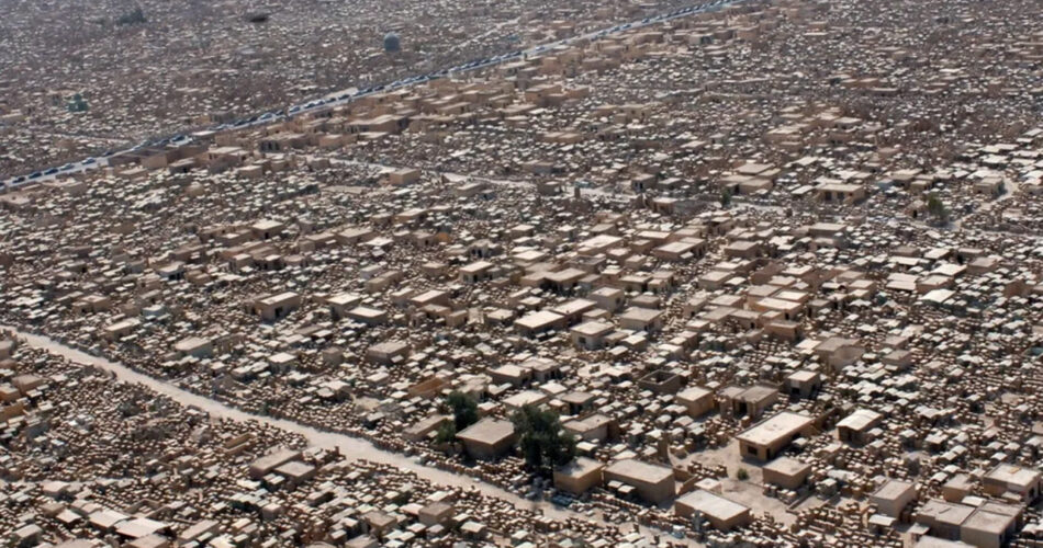 arapca-baris-vadisi-anlamina-gelen-vadi-us-selam-917-kilometrekarelik-alaniyla-dunyanin-en-buyuk-mezarligi-unvanini-tasiyor-lyqd