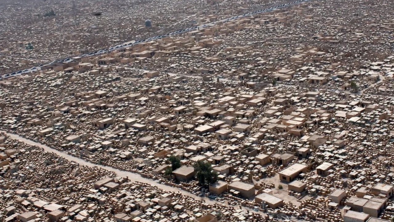 arapca-baris-vadisi-anlamina-gelen-vadi-us-selam-917-kilometrekarelik-alaniyla-dunyanin-en-buyuk-mezarligi-unvanini-tasiyor-lyqd