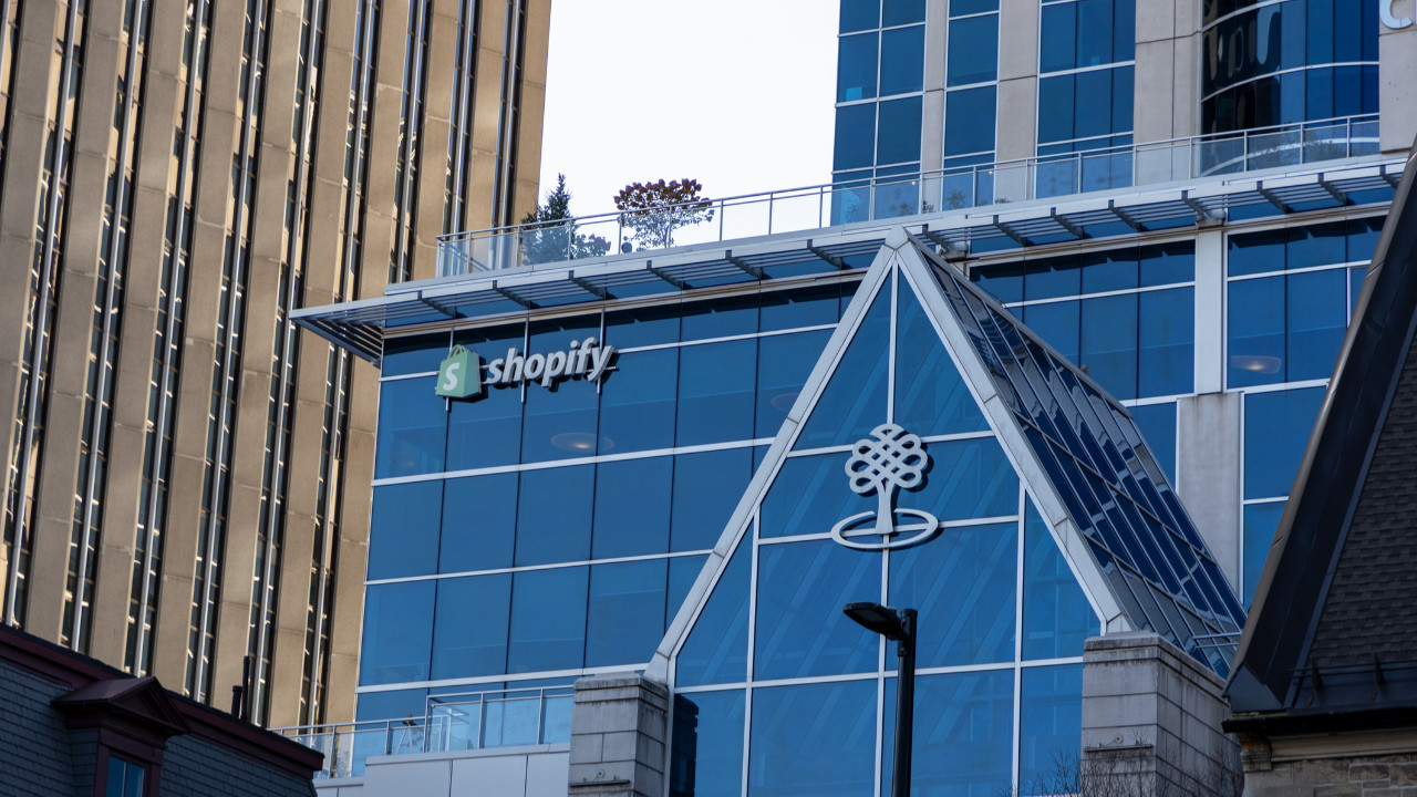 shopify-ai-ajanlarinin-alisverisi-tamamlamasina-izin-veriyor-6jpa